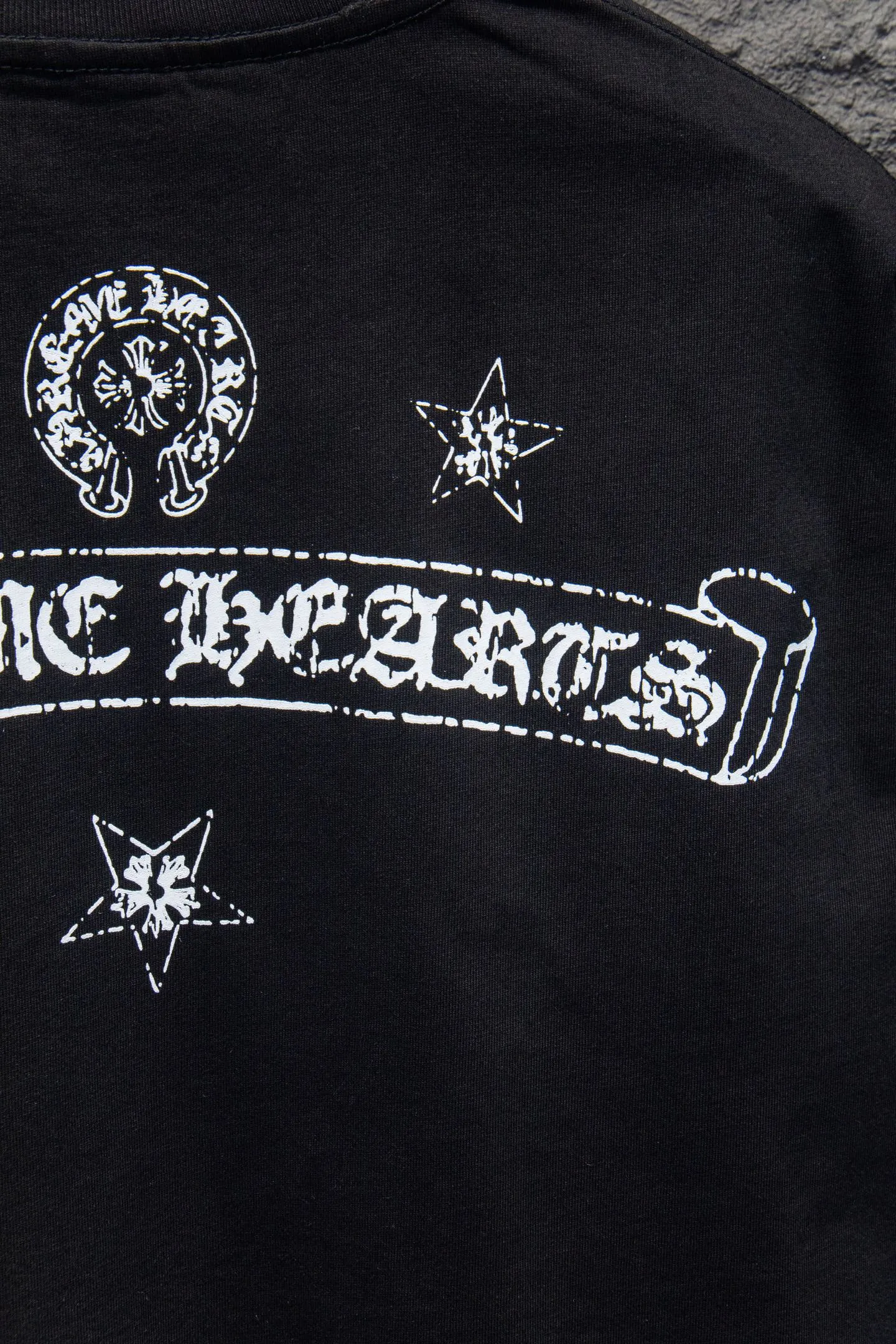 P170 Chrome hearts• 25ss ⚠YB custom-woven and dyed fabric, color, printing, version, accessories, hardware. The fabric is woven by imported machines. The uniqueness of the cloth texture creates a perfect garment effect. The fabric is made of 260-gram clean cloth with 320-gram 1*1 rib. 4-color environmentally friendly dyed fabric, and the threads are in the same cylinder without color difference.  Gradient graffiti on garments, hand-painted graffiti technology on garments, details clearly visible on the collar, pockets, cuffs, and front and rear threads. The printing uses Japanese BROTHER white ink digital direct-injection garment printing. This model is a global limited edition. In order to present a product like a work of art, after a long period of repeated determination of details, a very high-standard garment is presented. The front chest is made of direct-injection printing environmentally friendly glue material, using a mechanized printing process. Mechanical printing has high precision, the positioning accuracy can reach ±0.02mm, and the quality is stable.  The body of the garment is processed with hand-nailed hardware elements, which greatly increases the interest of the garment and creates a unique visual effect. The special washing effect creates a unique aged effect.  Croix Heart Short Sleeve must be the first short-sleeved piece in spring and summer that blurs the boundaries of unisex style. It has a classic dropped shoulder oversize version and a loose and casual upper body.  Color: Black White Size: S M L XL
